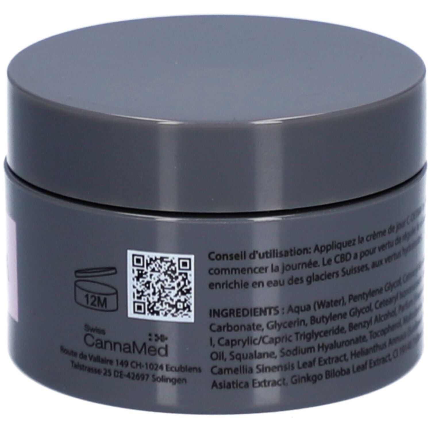 Pot gris foncé avec couvercle. Inscription : C-DERMA, Day Cream. Code QR et symbole 12M. Ingrédients et utilisation.