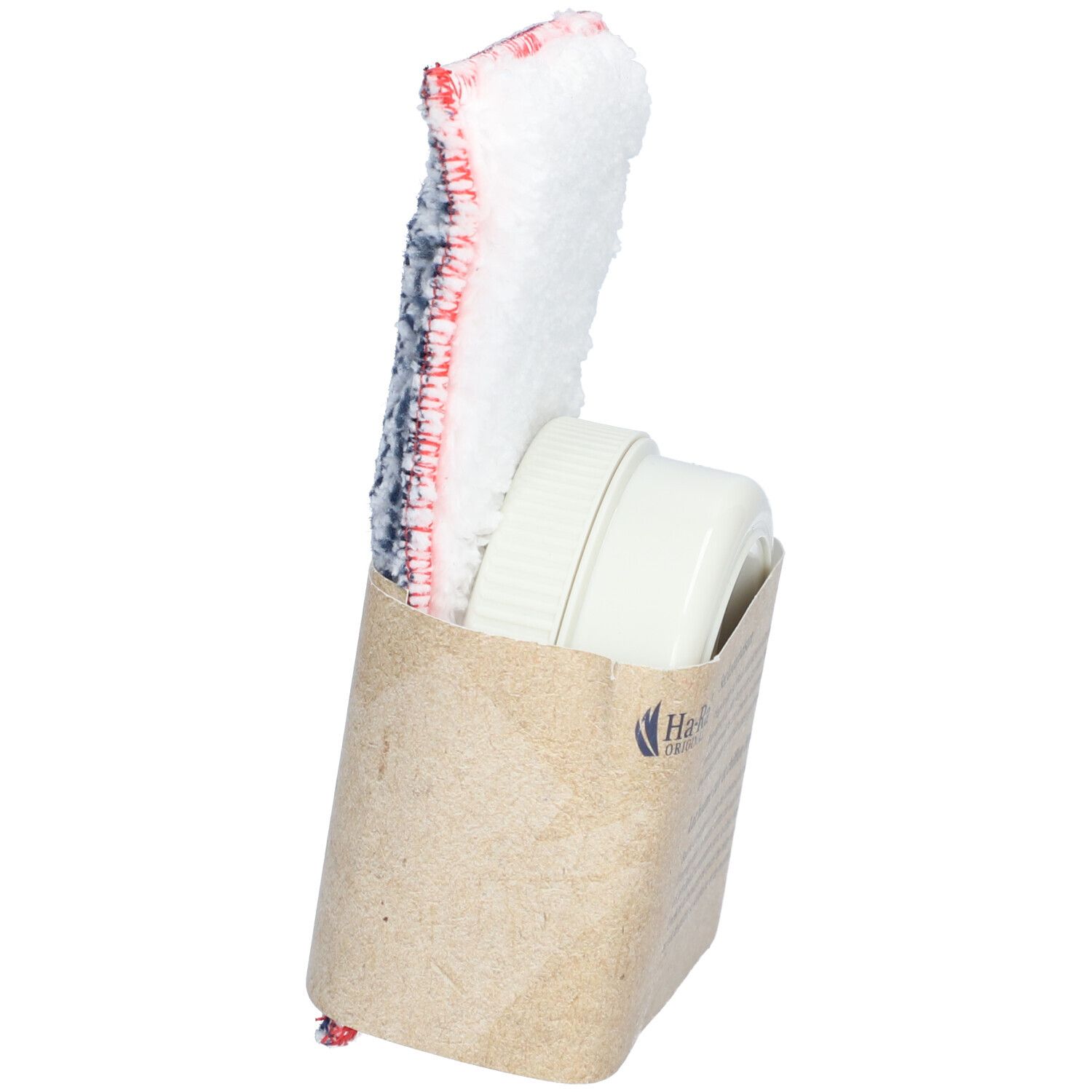 Verzorgingsdoek en houder in verpakking. Doek met blauw-wit patroon en rode rand. Houder en verpakking van papier. Schuine weergave.