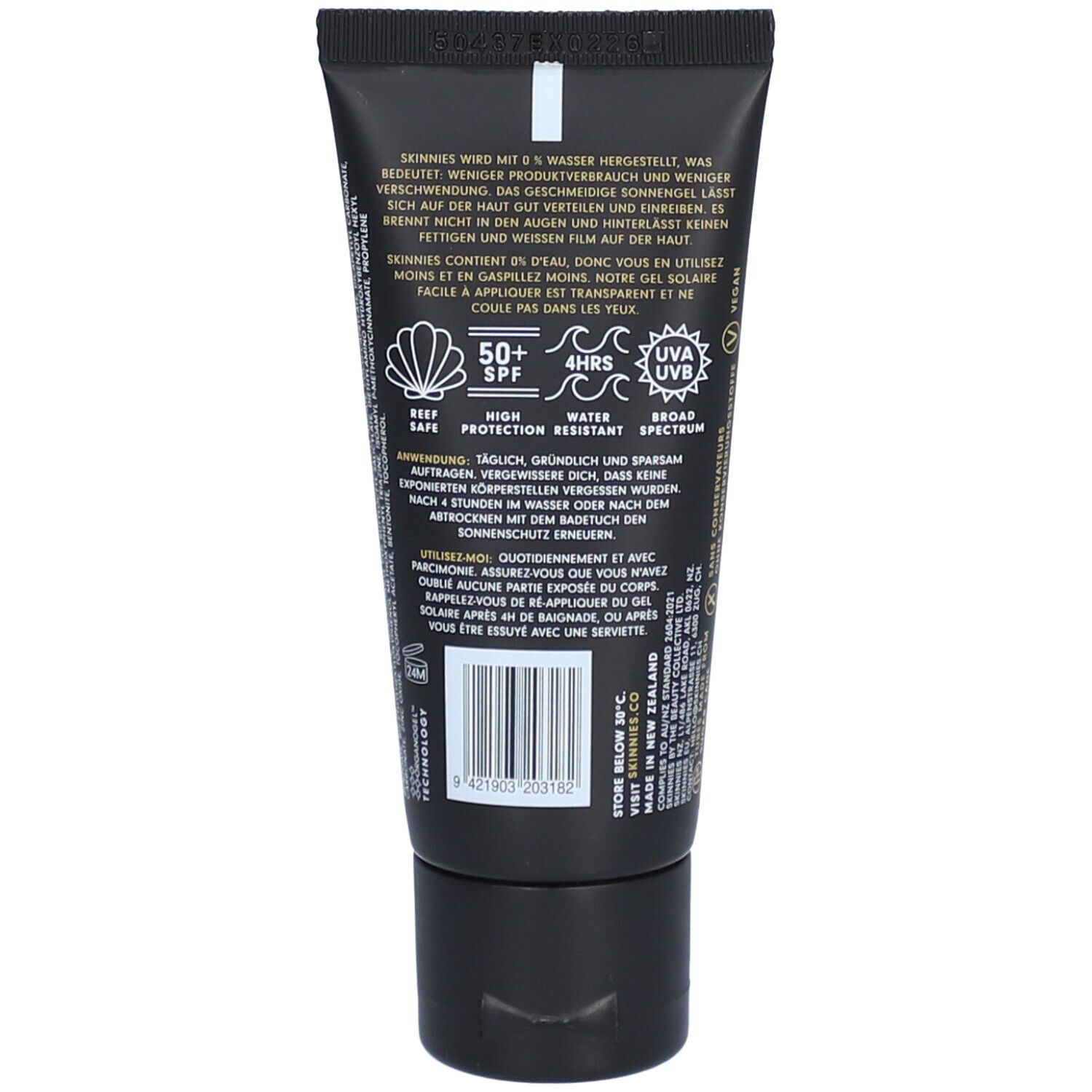Dos de la tube noire Skinnies Conquer SPF50. Texte: 50+ SPF, 4HRS, UVA/UVB, High Water Protection Resistant, Broad Spectrum.