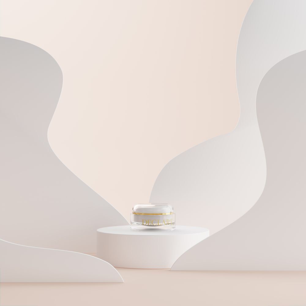 Product op een wit voetstuk. Achtergrond met witte, golfvormige elementen en een lichte kleurovergang.