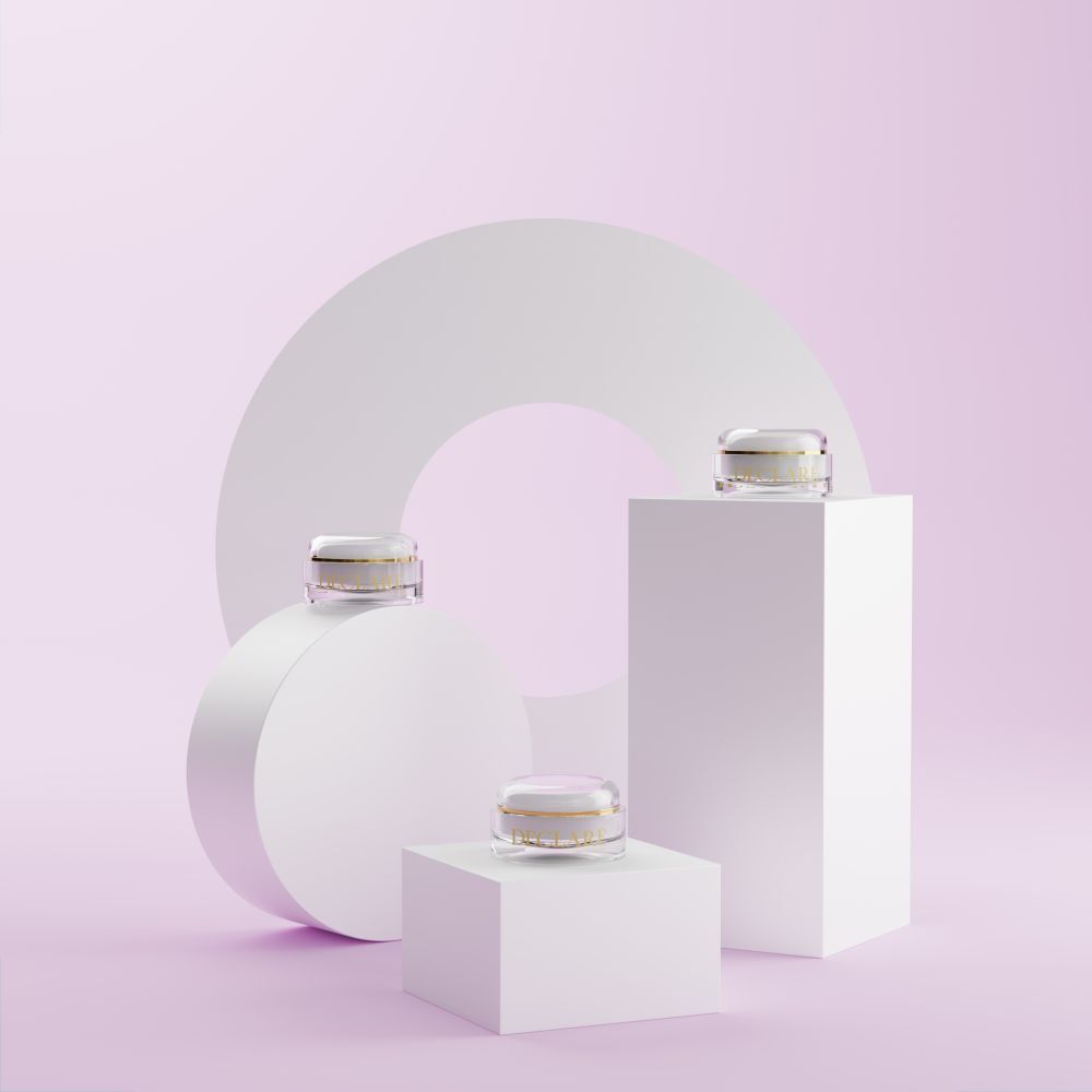 Drie producten op witte sokkels. Achtergrond met witte cirkel en kubus. Roze en witte achtergrond.