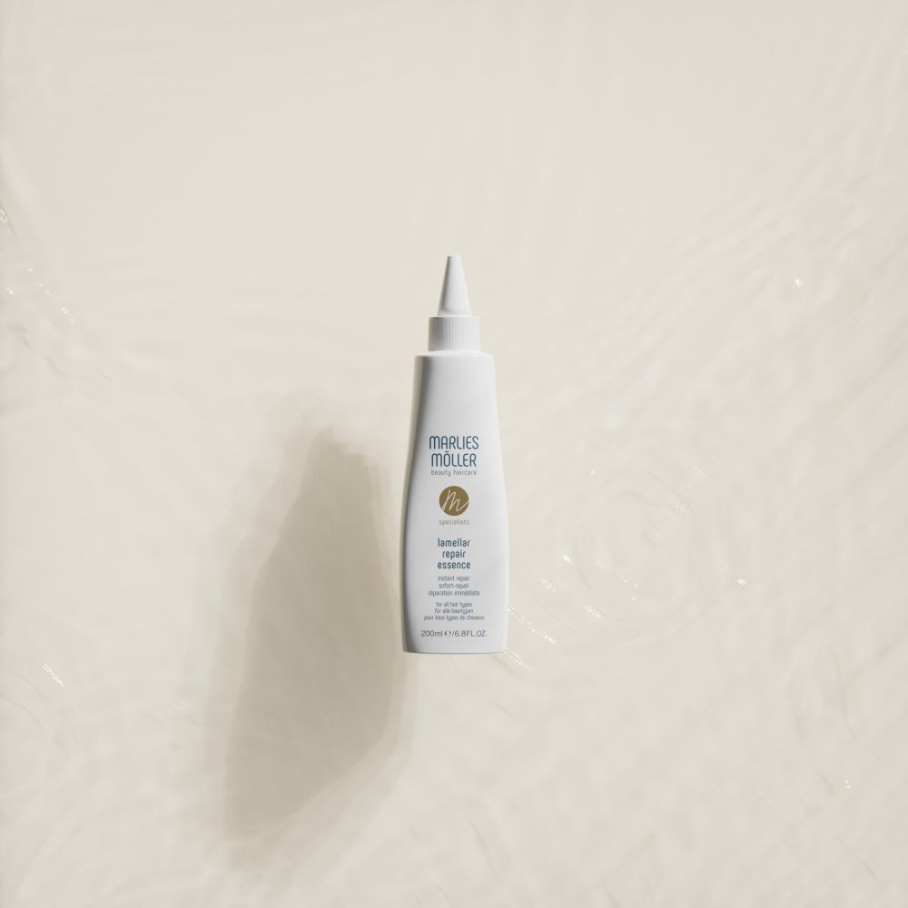 Witte fles met punt, Marlies Möller, Lamellar Repair Essence, op lichte achtergrond. Productaanzicht van boven.