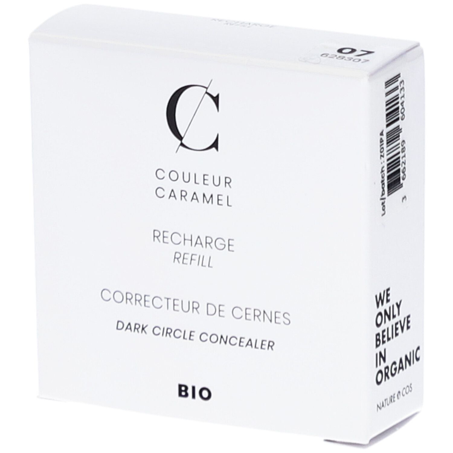Witte verpakking met productinformatie. Opschrift: COULEUR CARAMEL, RECHARGE, CORRECTEUR DE CERNES, BIO. Code 07. "WE ONLY BELIEVE IN ORGANIC".