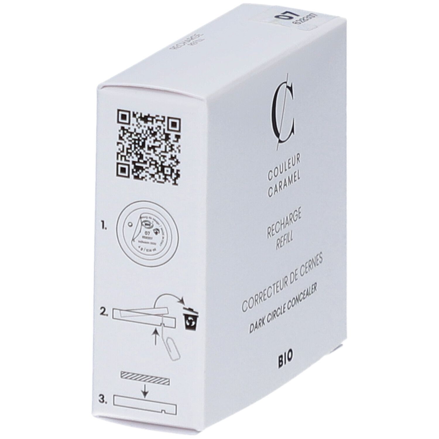 Witte verpakking met productinformatie. Opschrift: COULEUR CARAMEL, RECHARGE, CORRECTEUR DE CERNES, BIO. Code 07. QR-code en pictogrammen.
