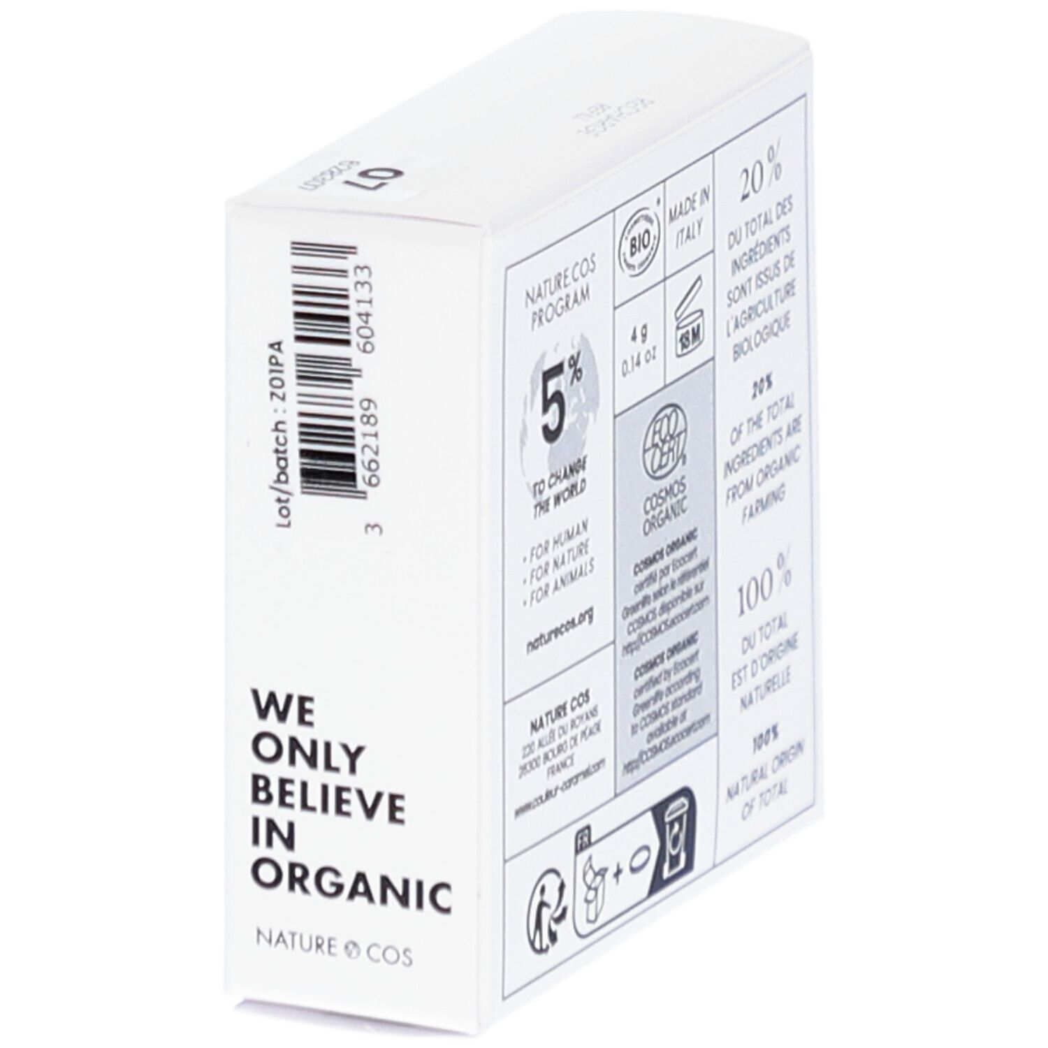 Witte verpakking met productinformatie. Opschrift: COULEUR CARAMEL, RECHARGE, CORRECTEUR DE CERNES, BIO. Code 07. Tekst: WE ONLY BELIEVE IN ORGANIC.