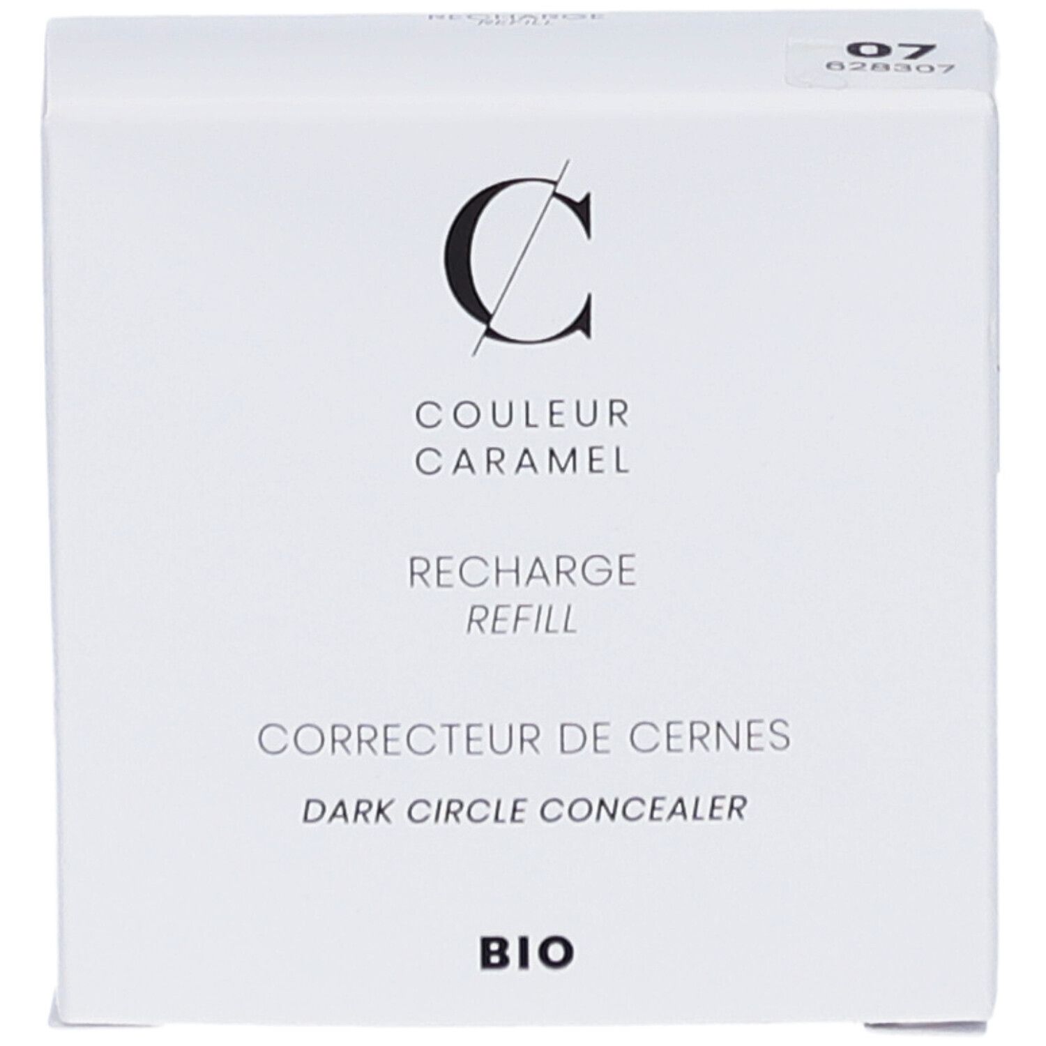 Witte verpakking met productinformatie. Opschrift: COULEUR CARAMEL, RECHARGE, CORRECTEUR DE CERNES, BIO. Code 07.
