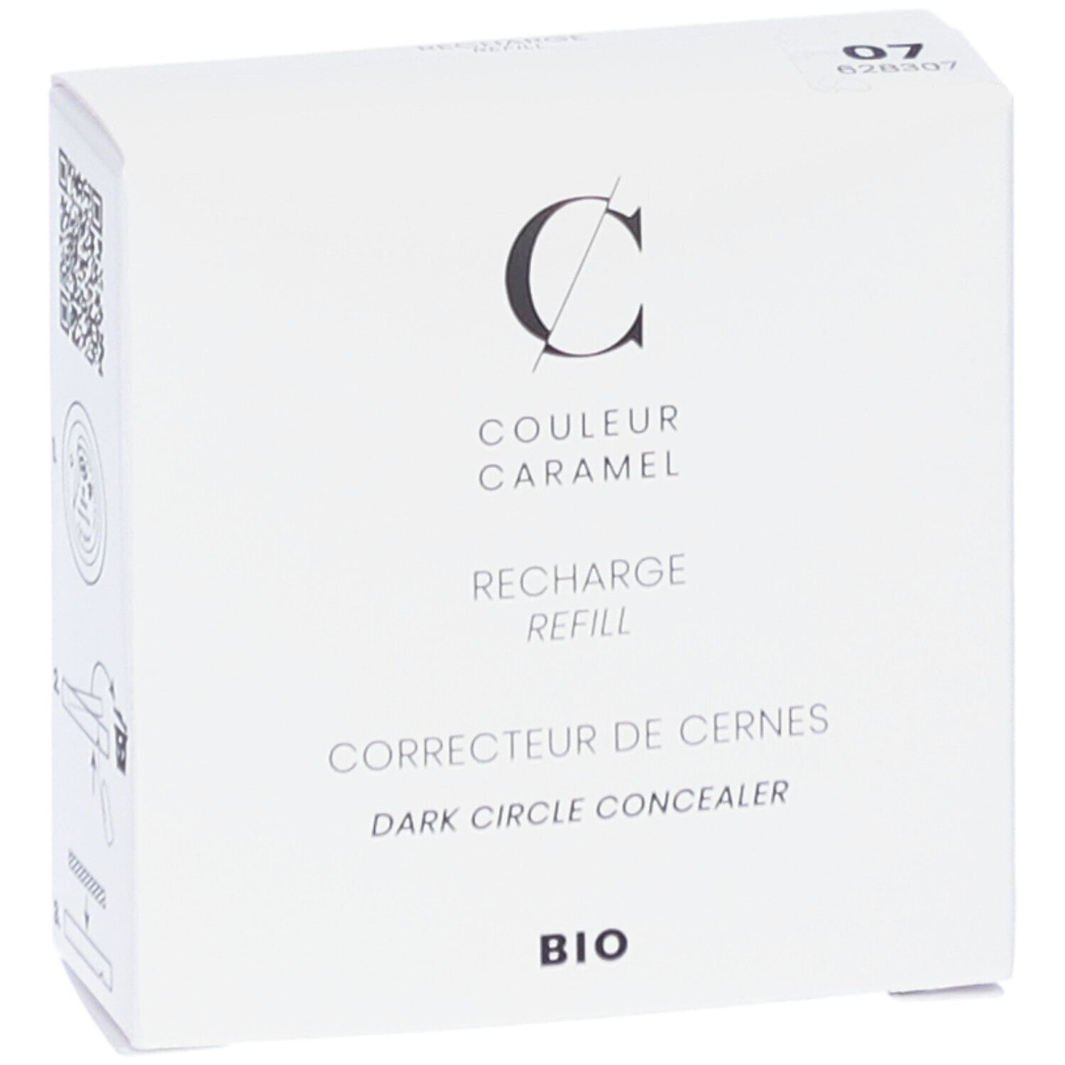 Witte verpakking met productinformatie. Opschrift: COULEUR CARAMEL, RECHARGE, CORRECTEUR DE CERNES, BIO. Code 07. QR-code.