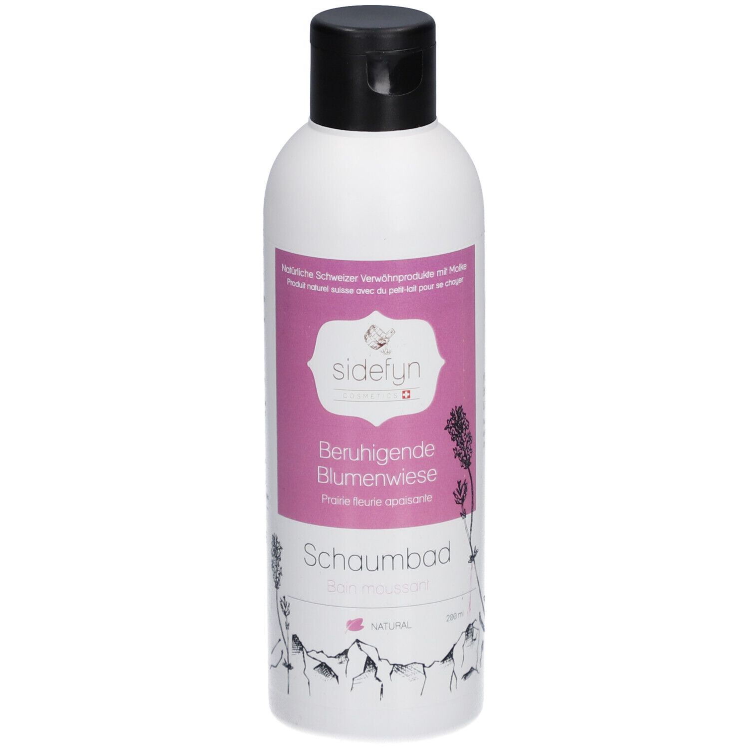 Witte fles met zwarte dop. Roze etiket met productnaam en logo. Illustraties van bloemen en bergen.