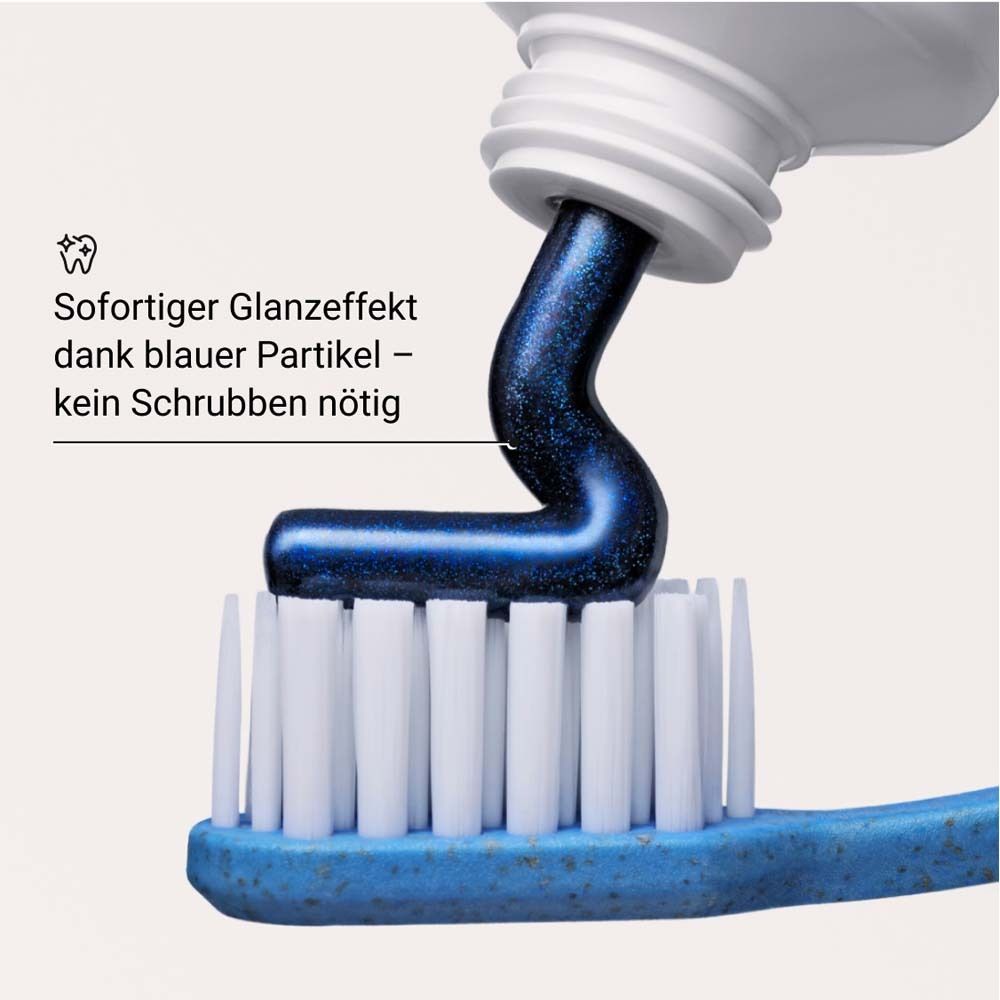 Dentifrice bleu sur une brosse à dents. Texte : Effet brillant immédiat grâce aux particules bleues.
