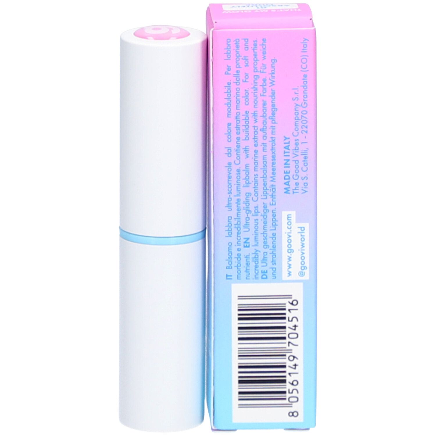 Een witte lippenbalsemstick met lichtblauwe accenten en een roze dop. Daarnaast een verpakking met kleurverloop en tekst.