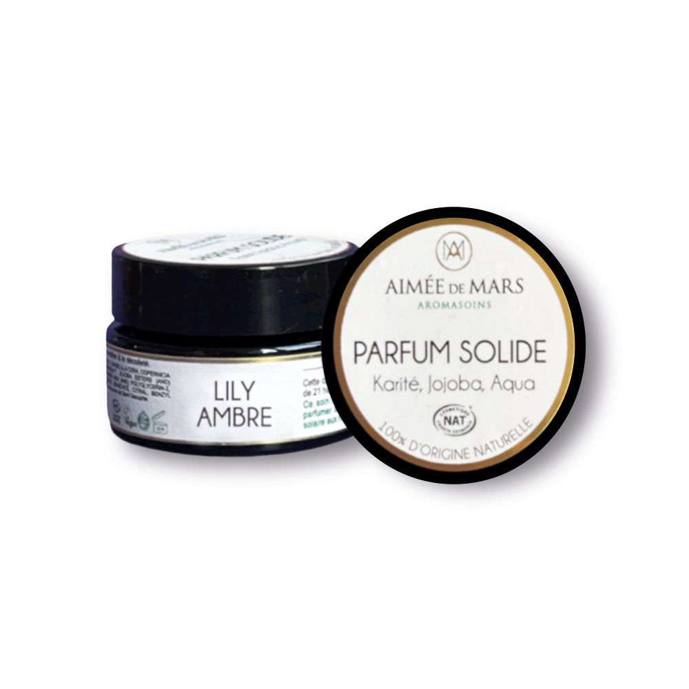 Klein, rond potje met zwarte deksel. Op de deksel staat "LILY AMBRE" en "PARFUM SOLIDE".