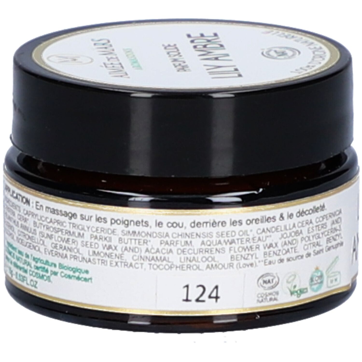 Bruine pot met zwarte deksel. Etiket met ingrediënten en toepassingsgebied. Opschrift: Lily Ambre Parfum Solide.