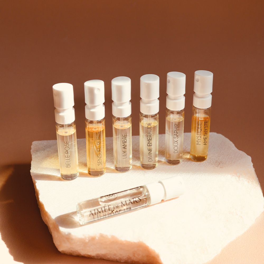 Sept petits flacons avec différents liquides sur une pierre. Inscriptions sur les flacons.