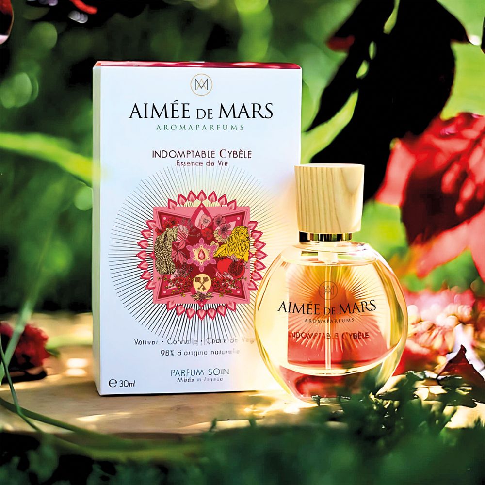 Product en verpakking. Flesje naast witte doos met opschrift: Aimée de Mars, Indomptable Cybèle.