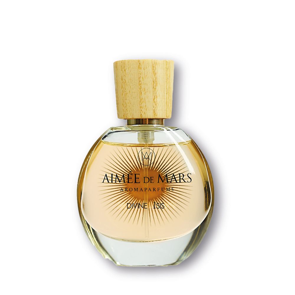 Ronde glazen fles met houten dop. Opschrift: Aimée de Mars, Divine Isis. Goudkleurige vloeistof zichtbaar.