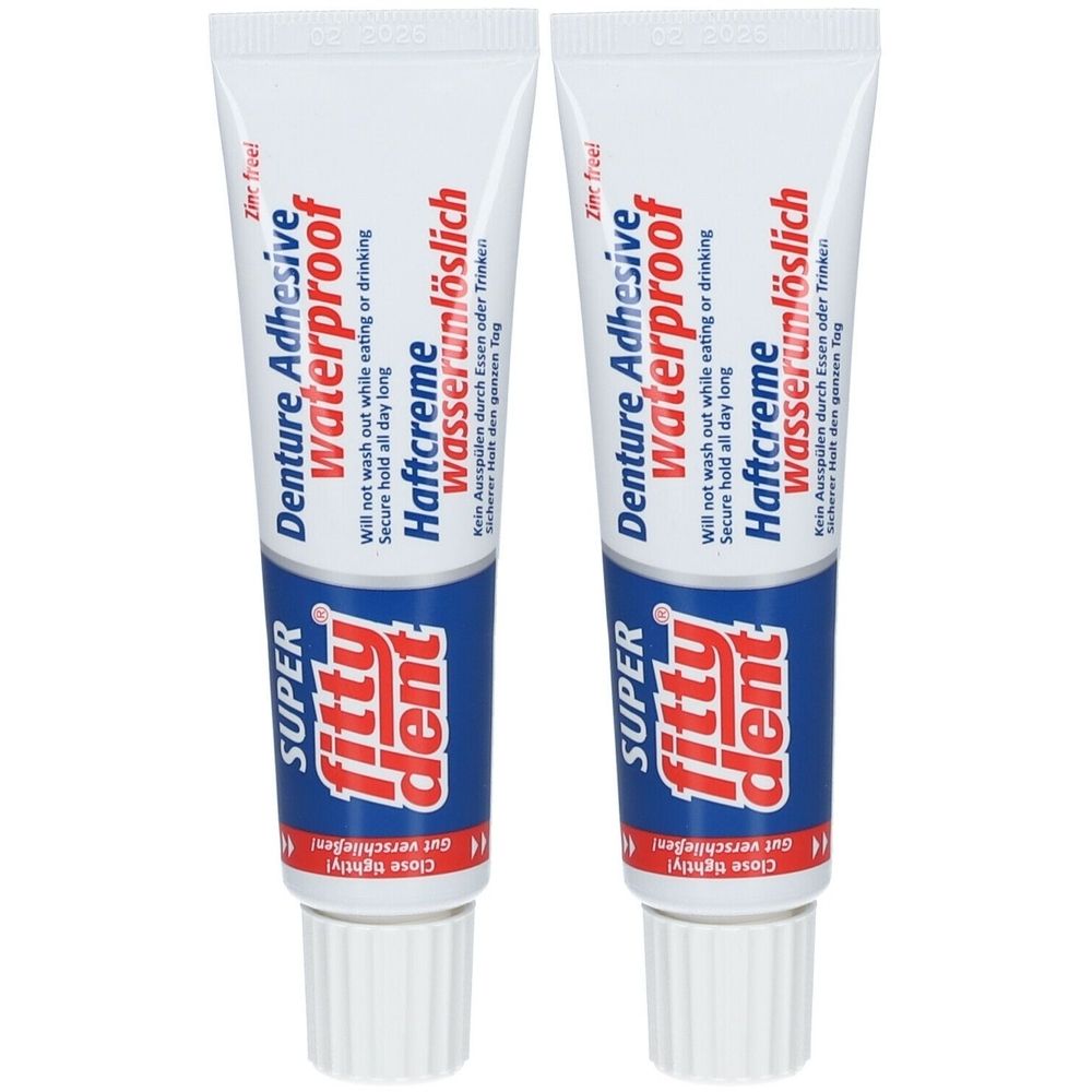 Twee tubes fittydent® Super Haftcreme. Wit-blauwe verpakking met productnaam en kenmerken. Tekst: waterproof, Haftcreme.