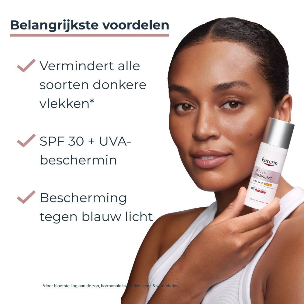 Vrouw houdt Eucerin Anti-Pigment Dagcrème SPF 30 flacon vast, met tekst over voordelen.
