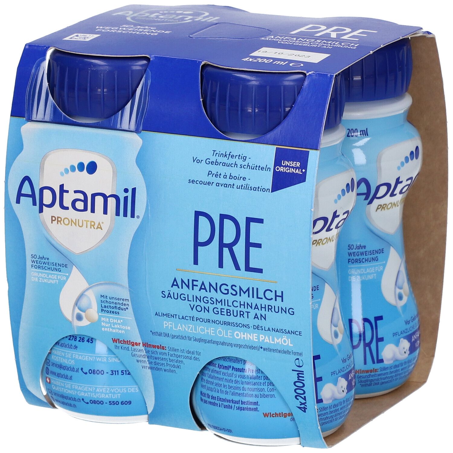 Emballage de quatre bouteilles Aptamil Pre. Bouteilles bleues avec bouchons bleus. Inscriptions en allemand.