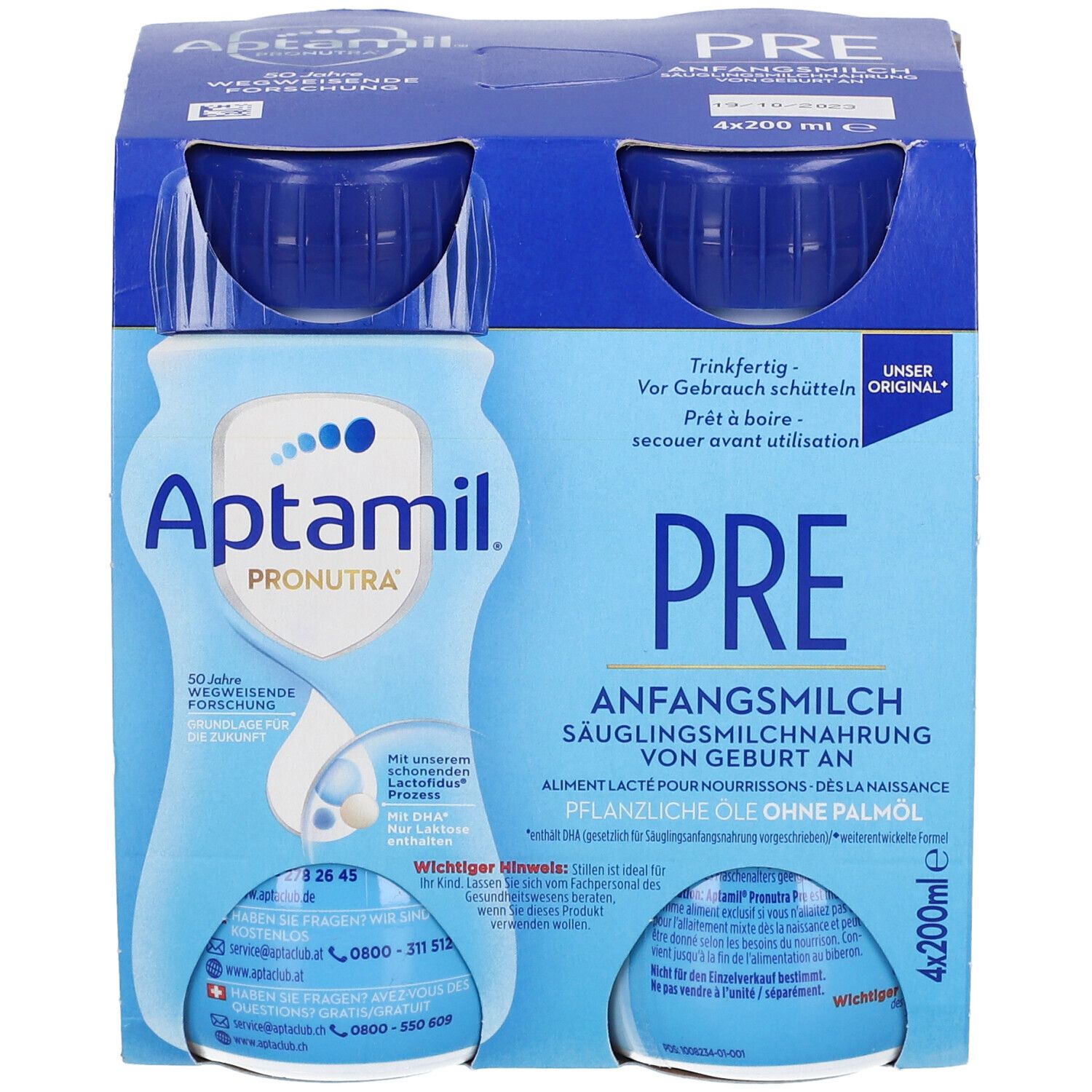 Emballage de quatre bouteilles Aptamil Pre. Bouteilles bleues avec bouchons bleus. Inscriptions en allemand.