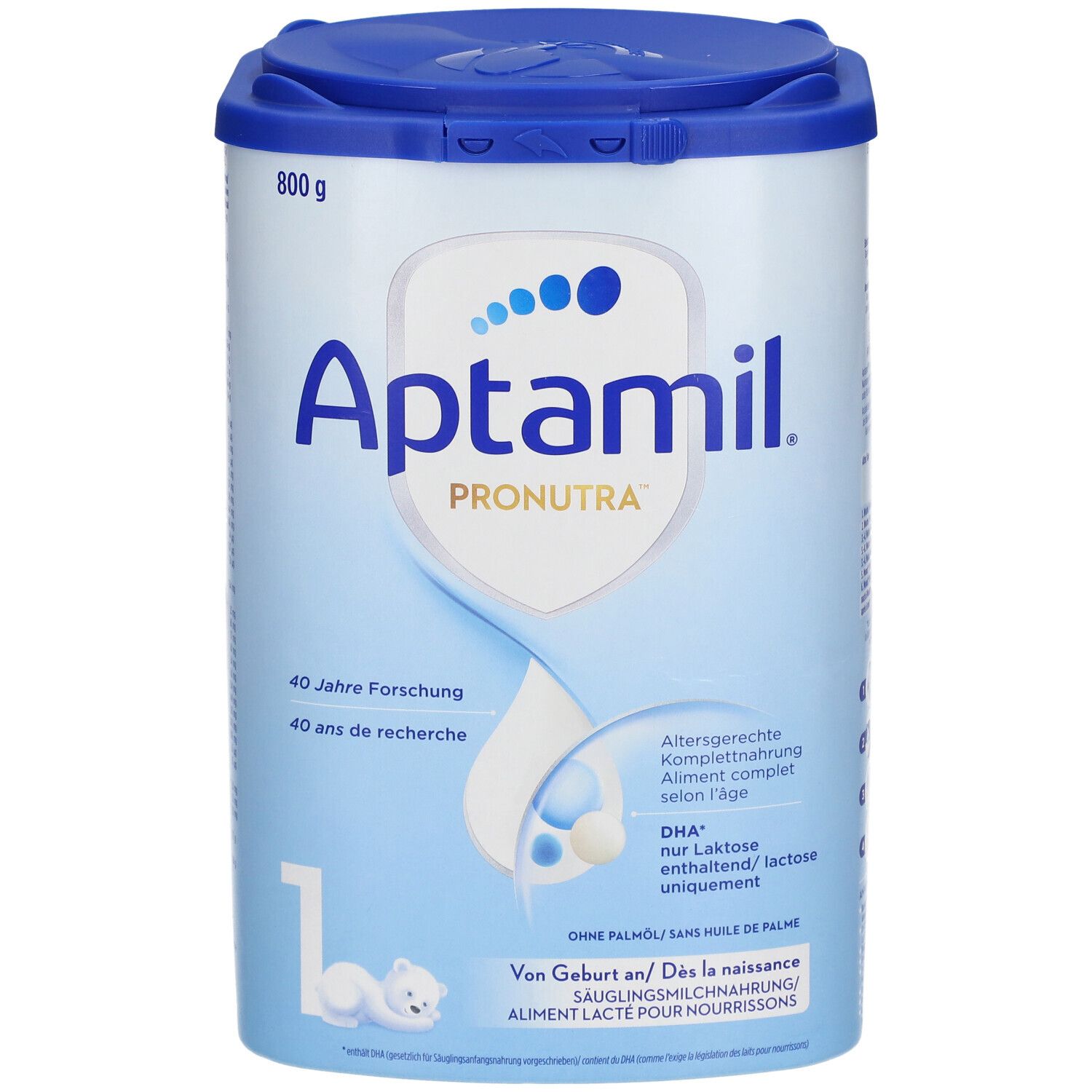 Boîte de lait en poudre Aptamil Pronutra 1. Boîte bleu et blanche avec couvercle. Contient 800g. Inscription : "DHA, seulement lactose".
