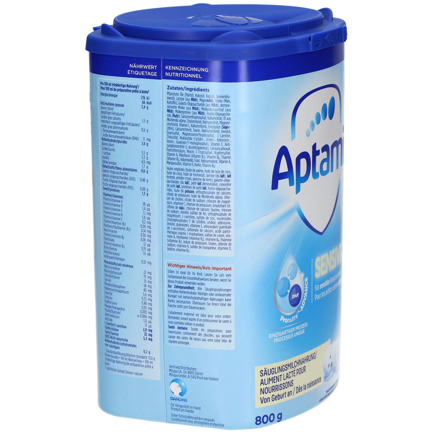 Achterkant van de Aptamil Sensivia 1 verpakking. Ingrediëntenlijst en voedingswaarde. Blauwe verpakking met deksel. 800g.