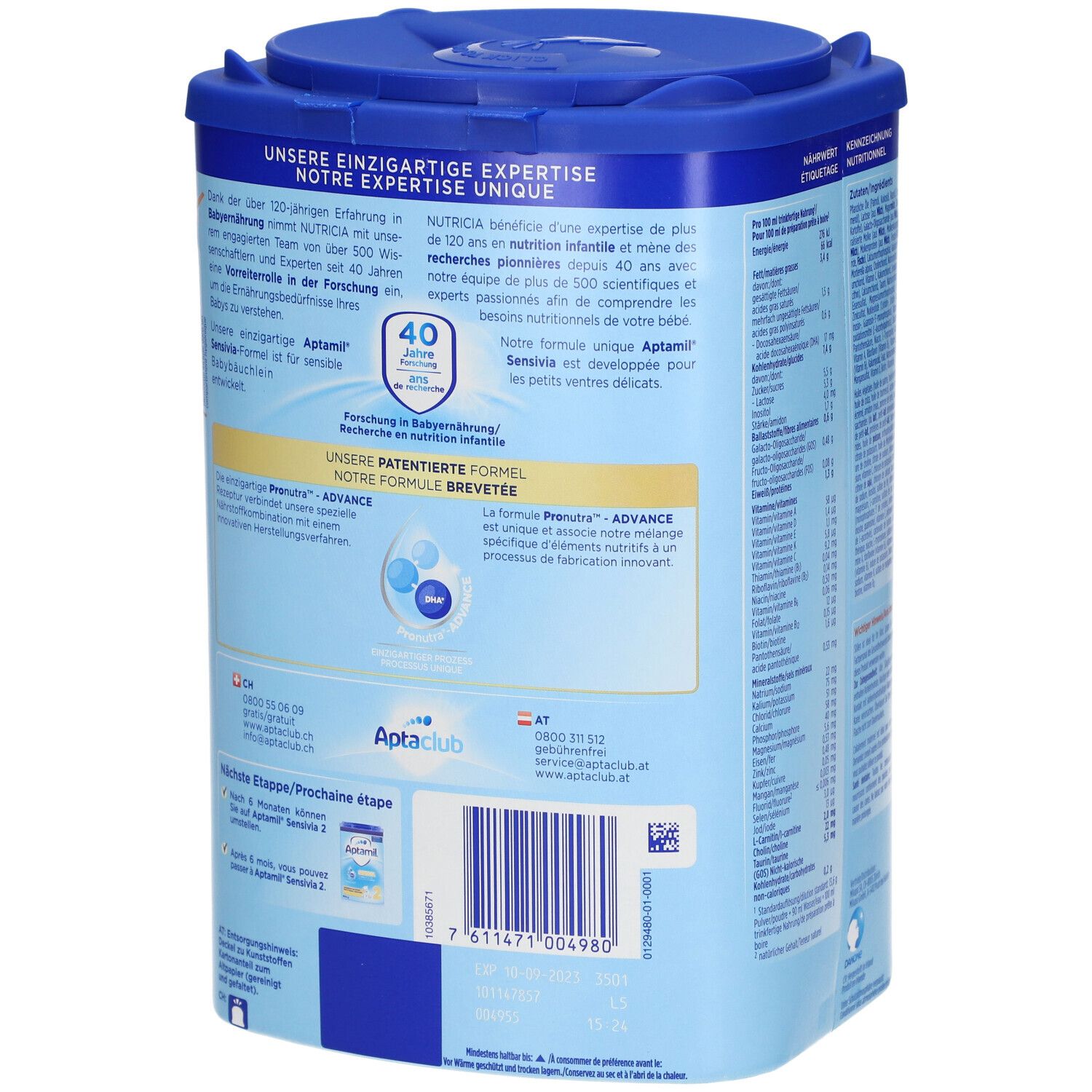 Achterkant van de Aptamil Sensivia 1 verpakking. Tekst over onderzoek en ontwikkeling. Blauwe verpakking met deksel. 800g.
