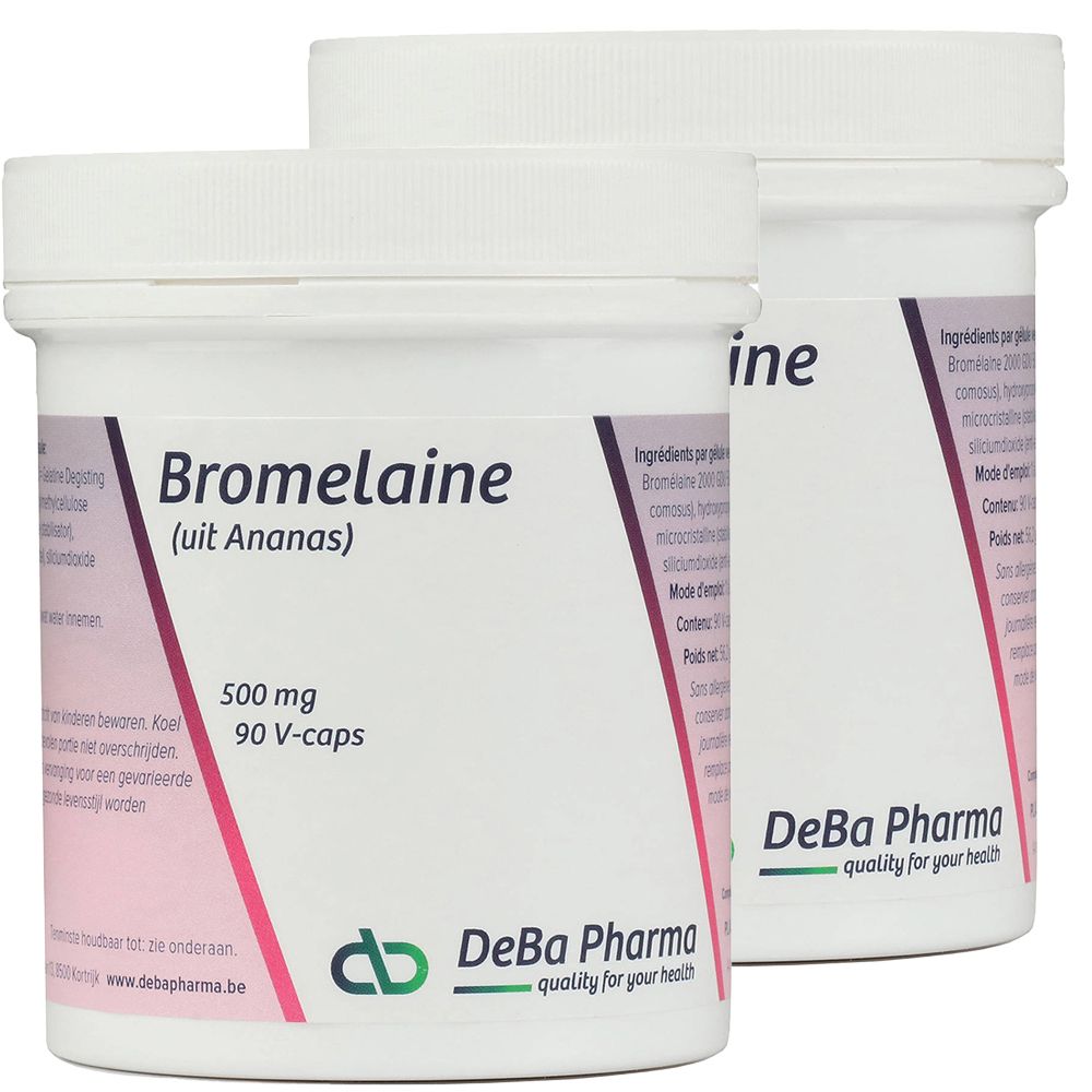 Twee witte potten met 'Bromelaine'. Opschrift '500 mg' en '90 V-caps'. Merk: DeBa Pharma.