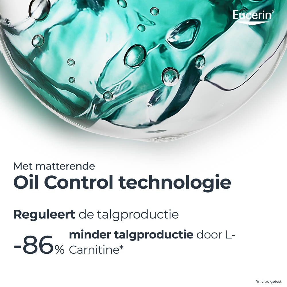 Hand die Eucerin Sun Protection Oil Control SPF 50+ Gel-Crème op de vinger aanbrengt.