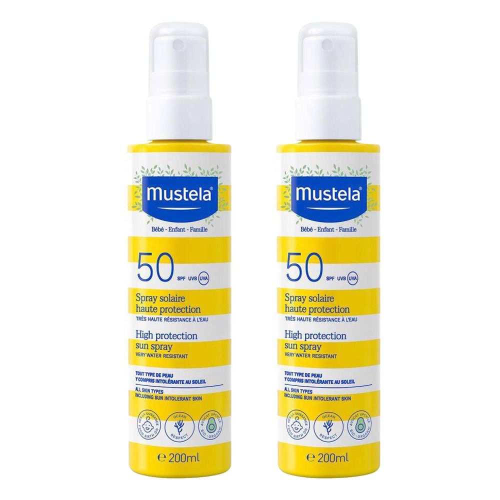 Twee gele en witte sprayflacons. Opschrift: Mustela, 50 SPF, Spray solaire haute protection. Inhoud 200ml.