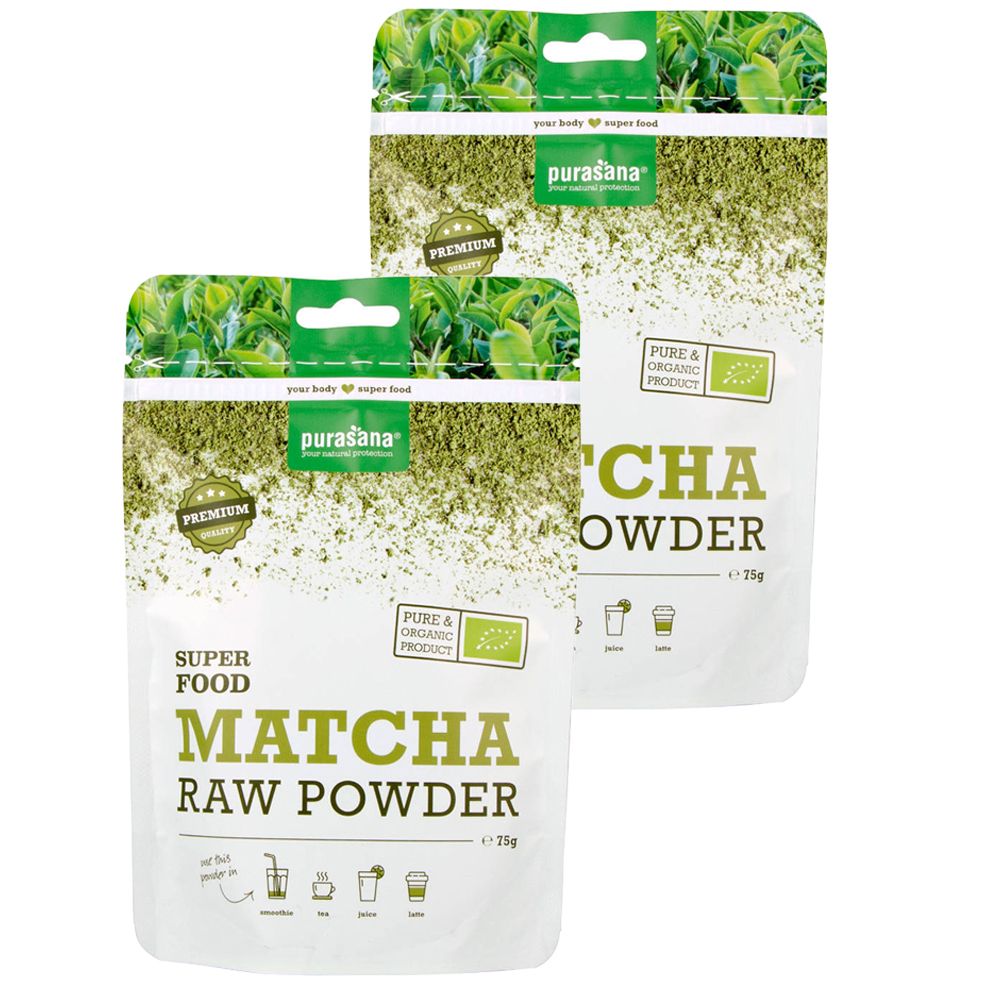 Twee zakjes matchapoeder. Opschrift: purasana, Matcha Raw Powder, biologisch label. Groene en witte verpakking.