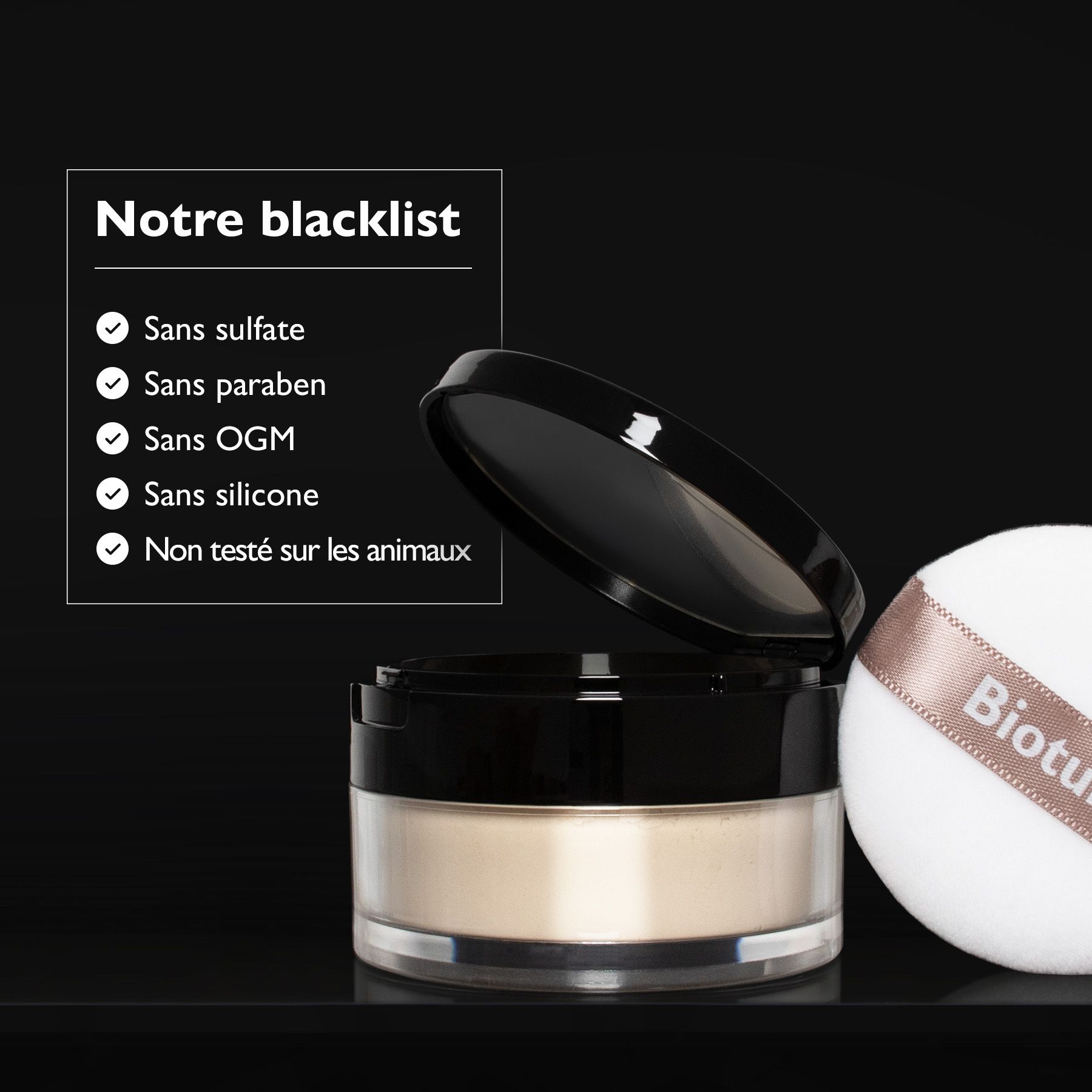 Boîte de poudre avec couvercle noir et houppette. Texte : Notre blacklist. Sans...