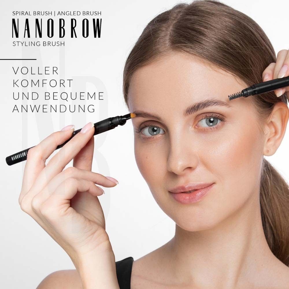Vrouw houdt twee wenkbrauwborstels vast. Tekst: NANOBROW, Styling Brush. Volledig comfort en gemakkelijke toepassing.