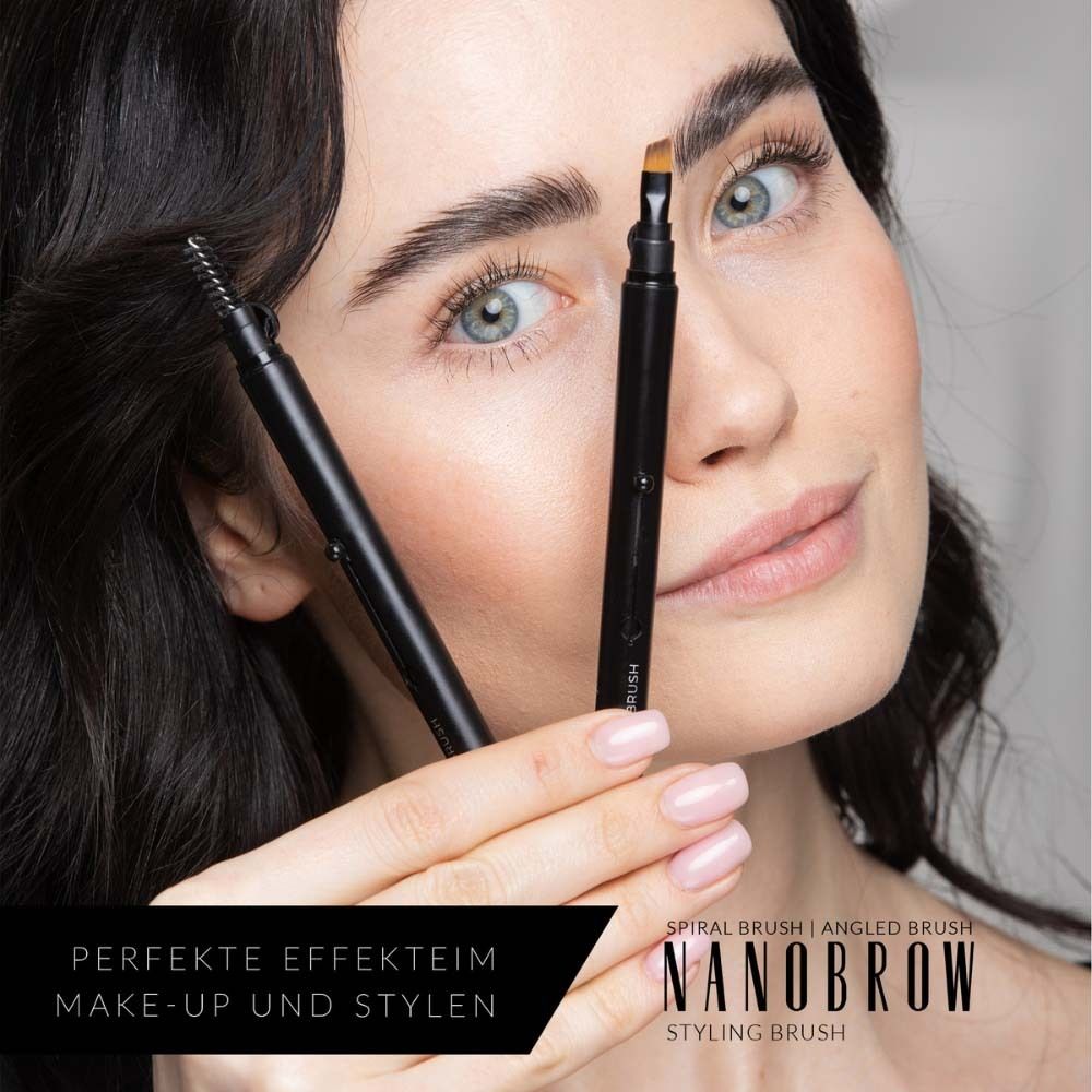 Vrouw houdt twee wenkbrauwborstels vast. Tekst: NANOBROW, Styling Brush. Perfecte effecten voor make-up en styling.
