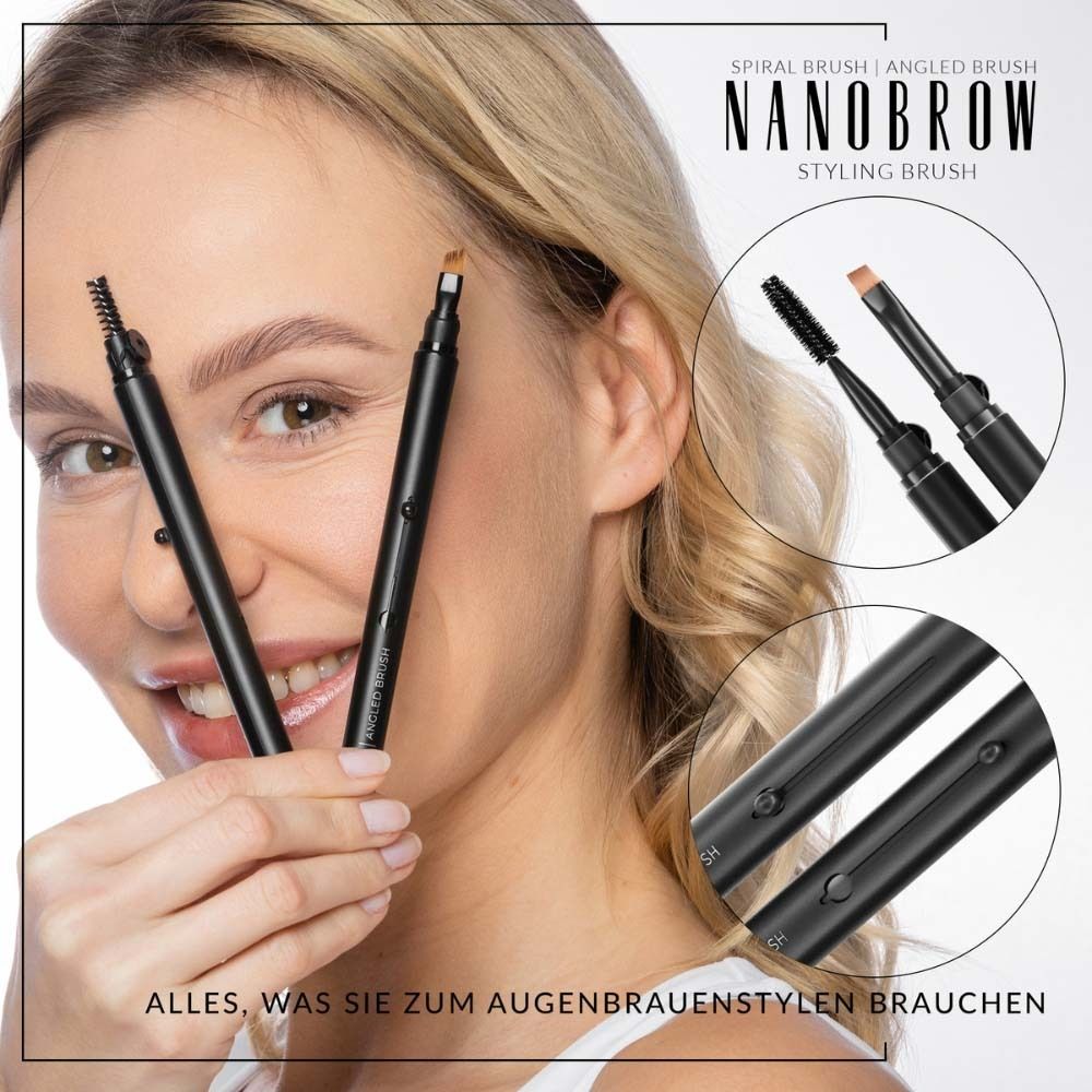 Vrouw houdt twee wenkbrauwborstels vast. Tekst: NANOBROW, Styling Brush. Alles wat je nodig hebt voor wenkbrauwstyling.