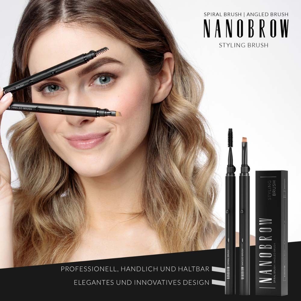 Vrouw houdt twee wenkbrauwborstels en een verpakking vast. Tekst: NANOBROW, Styling Brush. Professioneel, handig ontwerp.