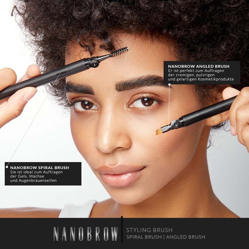 Vrouw met wenkbrauwborstels. Tekst: NANOBROW, Styling Brush. Spiraalborstel voor gels, wax. Schuine borstel voor cosmetica.