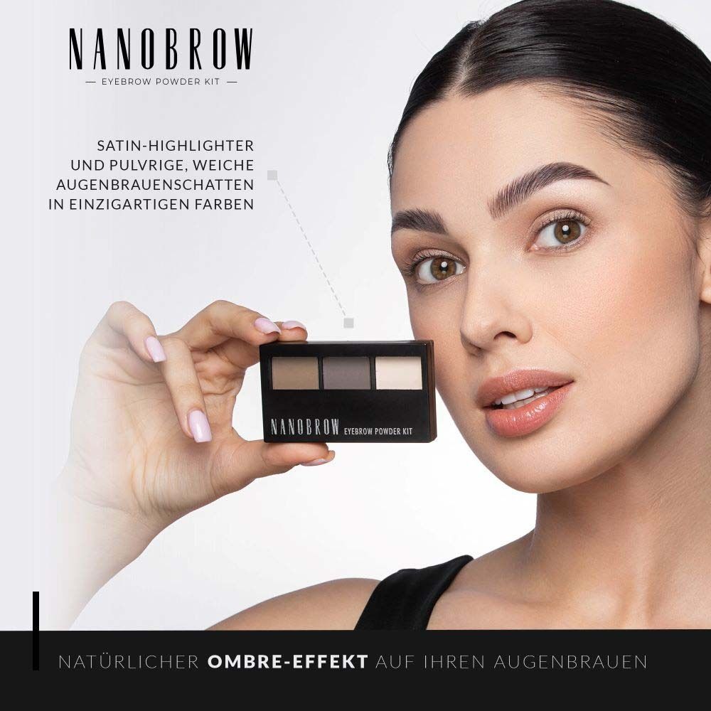 Femme tenant un kit de poudre à sourcils NANOBROW. Emballage noir avec trois teintes. Texte : Satin-Highlighter et ombres à sourcils.