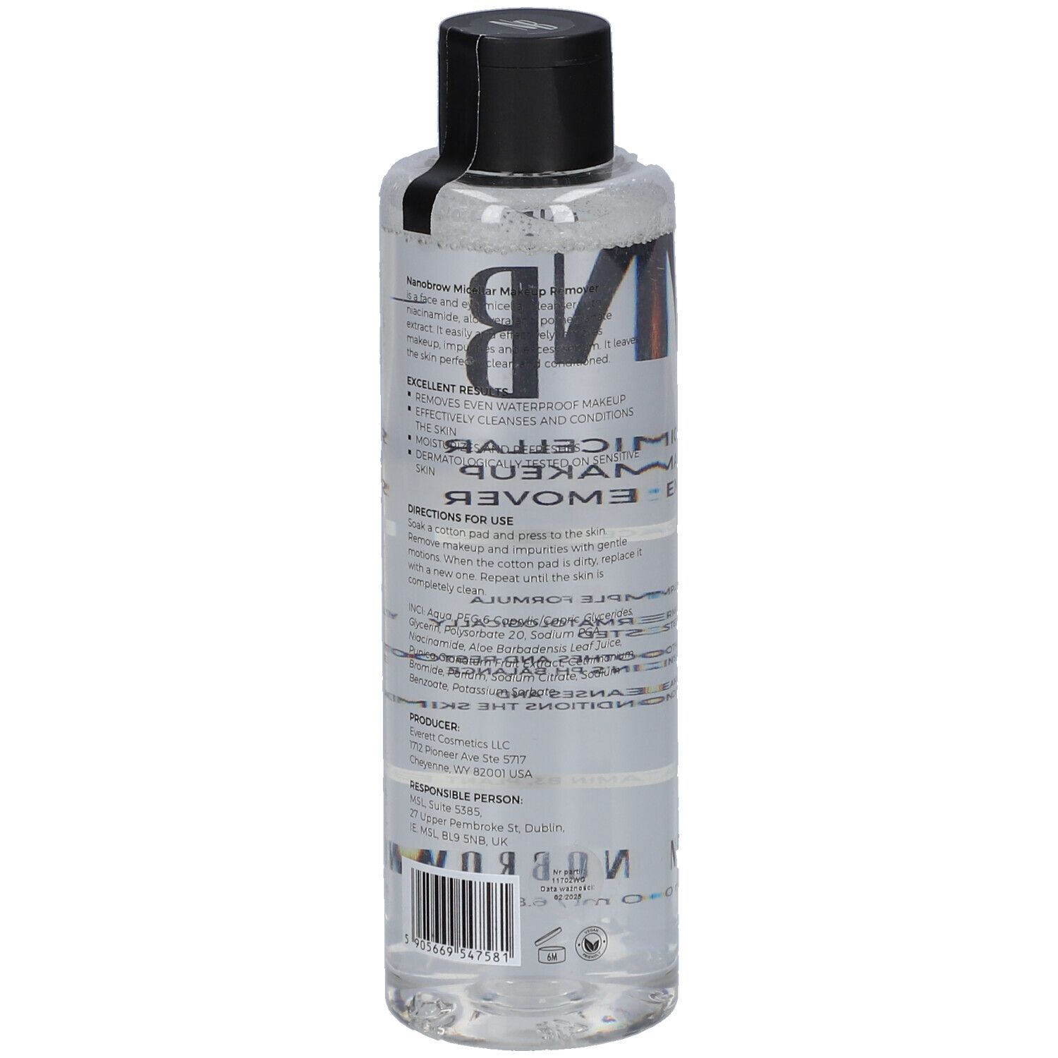 Heldere vloeistof in een doorzichtige fles met zwarte dop. Etiket met 'Micellar Makeup Remover'.