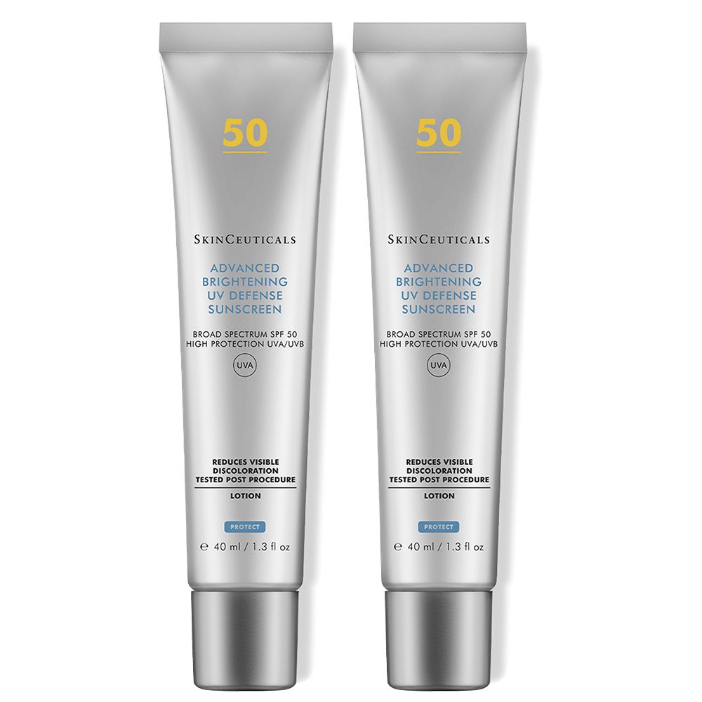 Twee tubes zonnecrème. Opschrift: SkinCeuticals ADVANCED BRIGHTENING UV DEFENSE SUNSCREEN LSF 50. UVA-logo en 50.