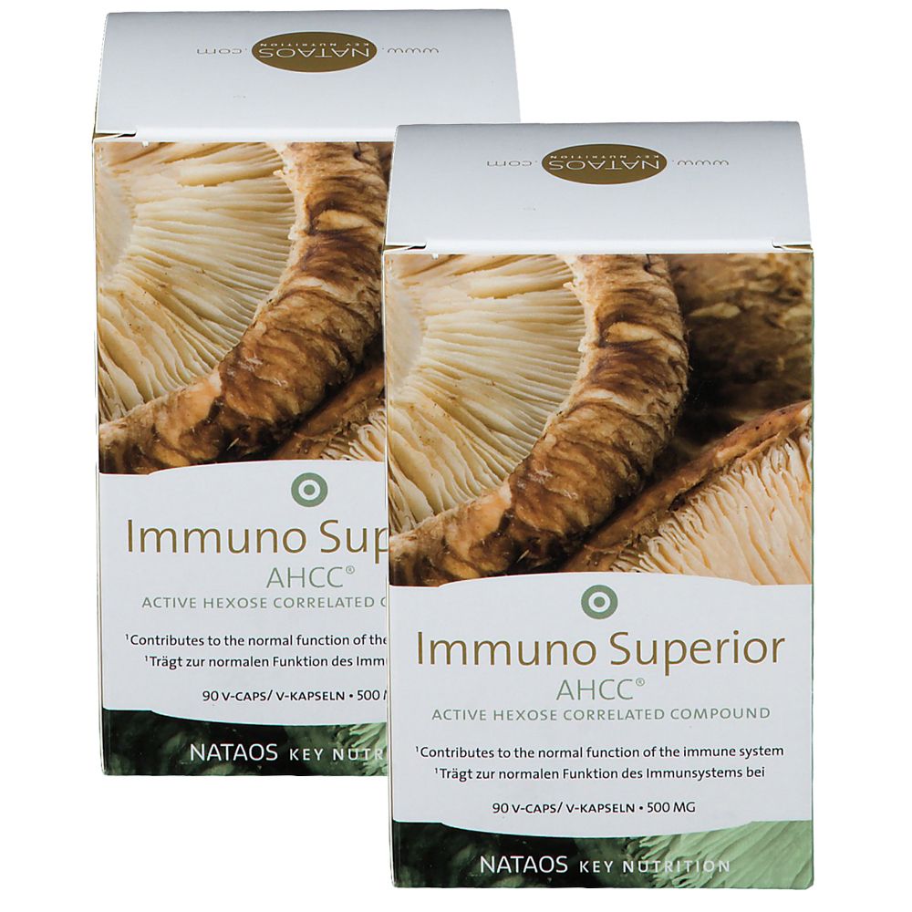 Twee witte dozen met productinformatie. Opschrift: Immuno Superior AHCC. Bevat informatie ter ondersteuning van het immuunsysteem.