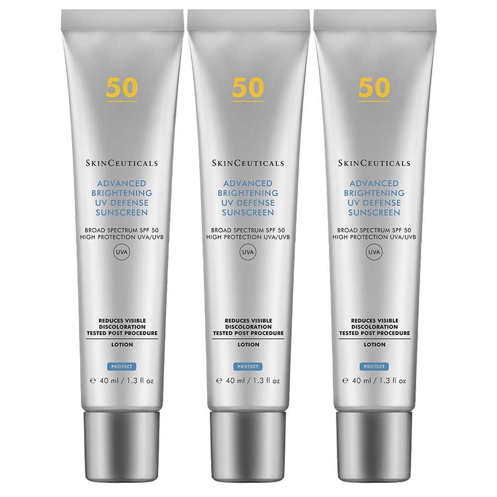 Trois tubes de crème solaire SkinCeuticals. Chaque tube porte l'inscription "50", "Advanced Brightening UV Defense Sunscreen" et "UVA".