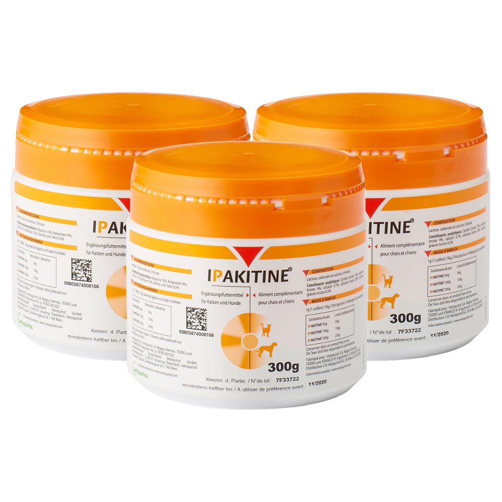 Drie potten Ipakitine. Witte containers met oranje deksels. Opschrift Ipakitine en 300g. Voor honden en katten.