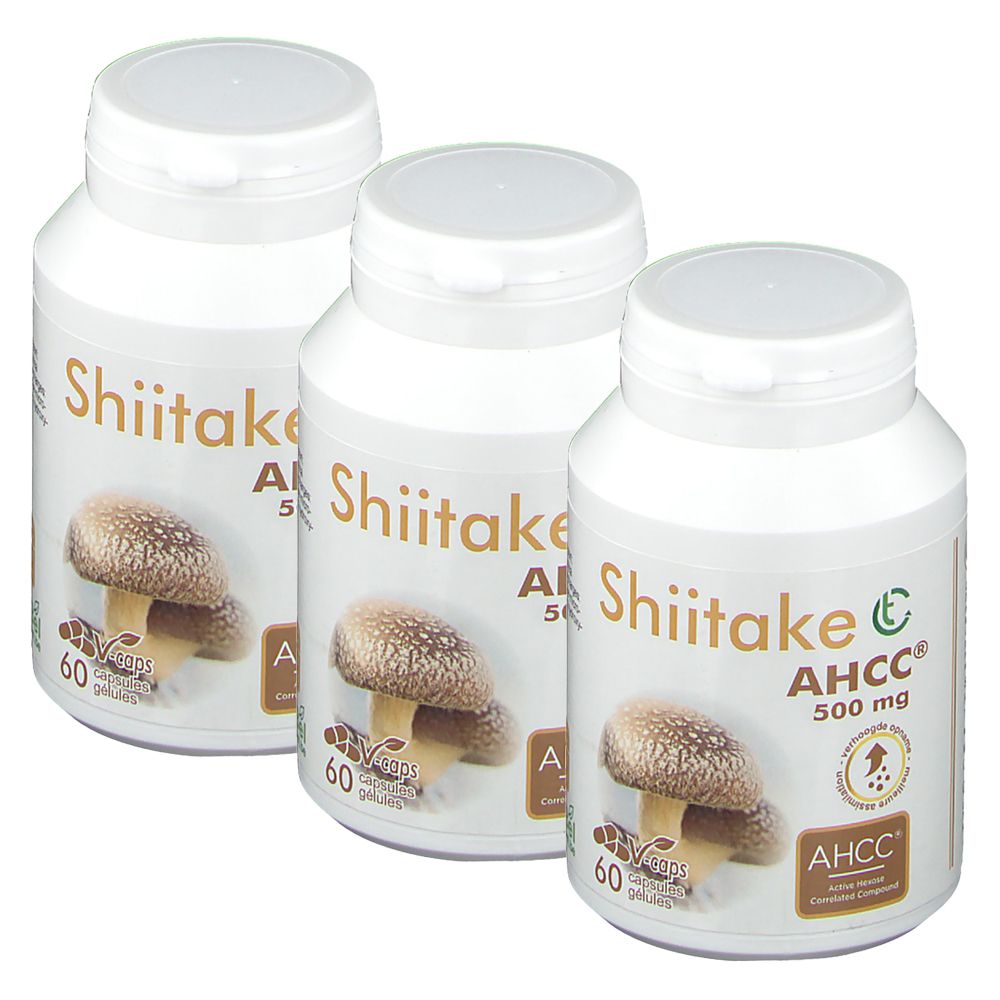 Drie witte flessen met etiketten. Opschrift: Shiitake AHCC 500 mg. Illustratie van een paddenstoel. 60 capsules. AHCC-certificering.