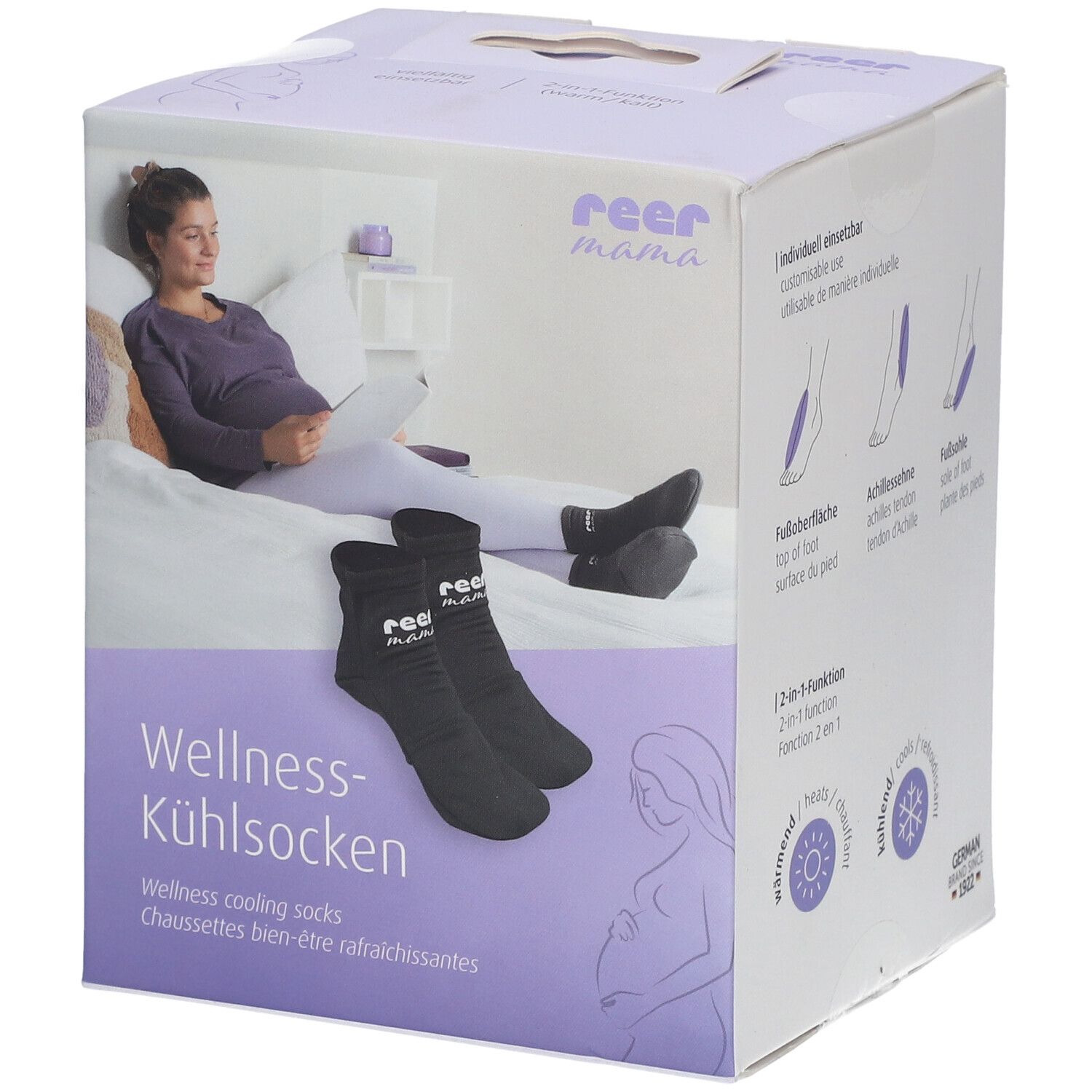 Boîte avec image du produit. Chaussettes noires avec logo blanc. Texte : Wellness-Kühlsocken. Marque : reer mama. Femme au lit.