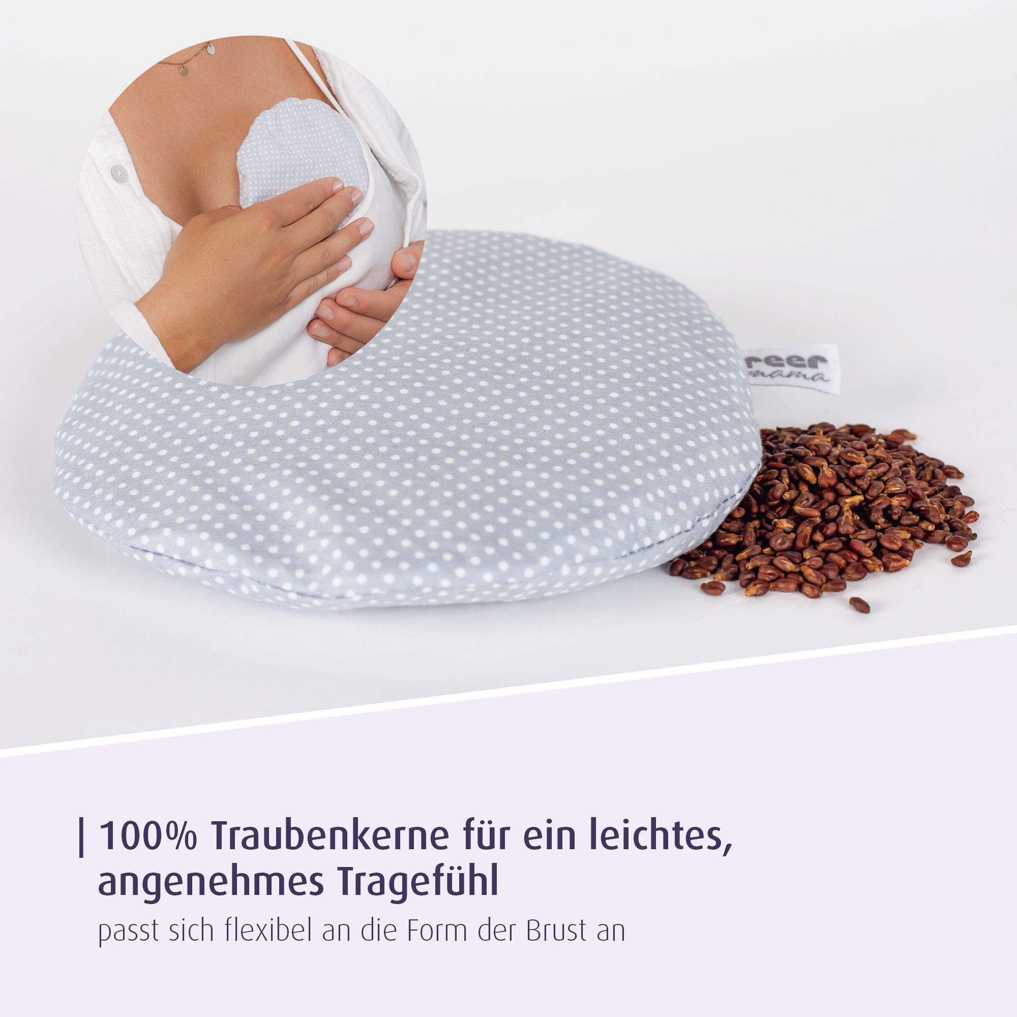 Coussin en demi-lune à pois et pépins de raisin. Texte : 100% pépins de raisin pour un confort agréable. S'adapte au sein. Logo : reer mama.