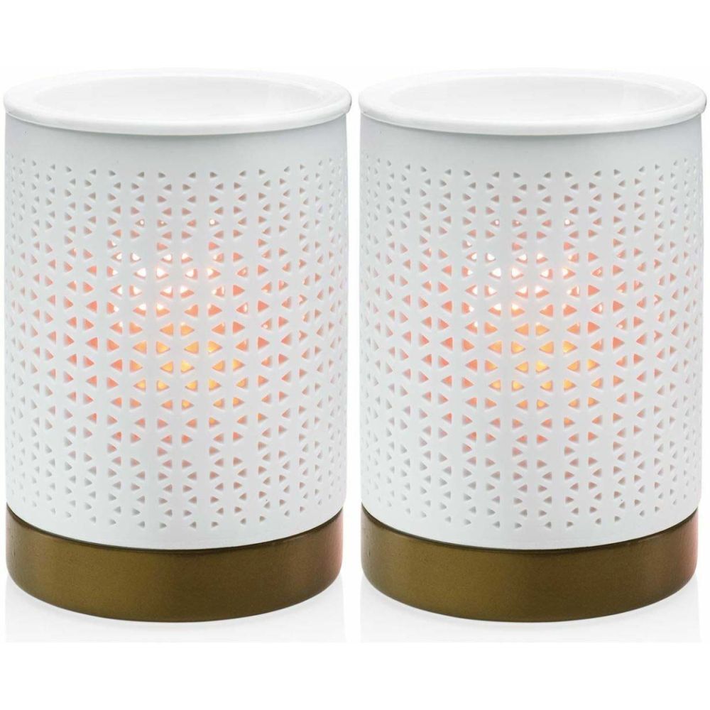 Deux diffuseurs de parfum blancs avec socle doré. Les lampes cylindriques ont un motif perforé et un couvercle.