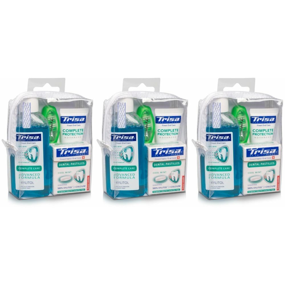 Drie identieke Trisa-reissetjes in transparante zakjes. Elke set bevat mondwater, tandpasta en andere producten. Opschriften: Trisa, Complete Protection.
