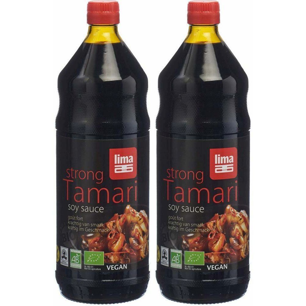 Deux bouteilles de sauce soja. Bouteilles noires avec bouchon rouge. Inscription : "strong Tamari soy sauce" et "VEGAN".