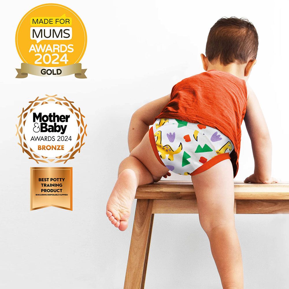 Enfant debout. Culotte d'apprentissage à motifs colorés. Prix : Mother & Baby, Best Potty Training Product.