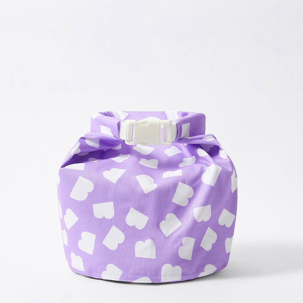 Sac en tissu violet avec motif de coeurs blancs. Fermeture à clip blanc.
